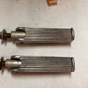 Vintage motorcycle foot pegs 5” Aluminum
Good pre owned condition